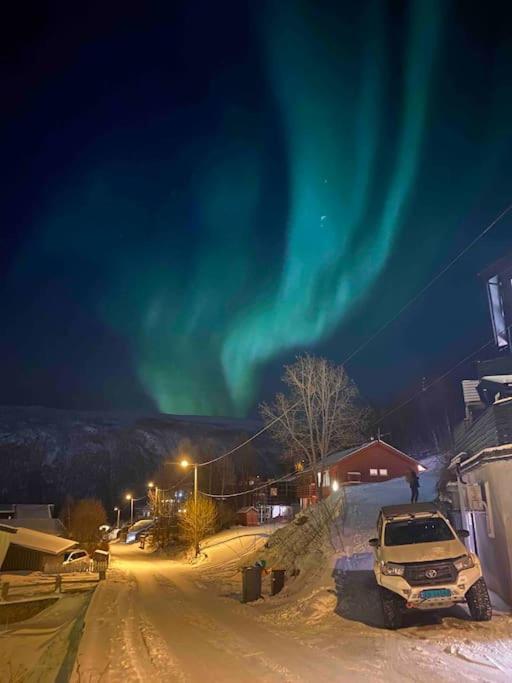 Aurora Apartment Very Close To Cable Car And Sherpatrappa Tromso Bagian luar foto