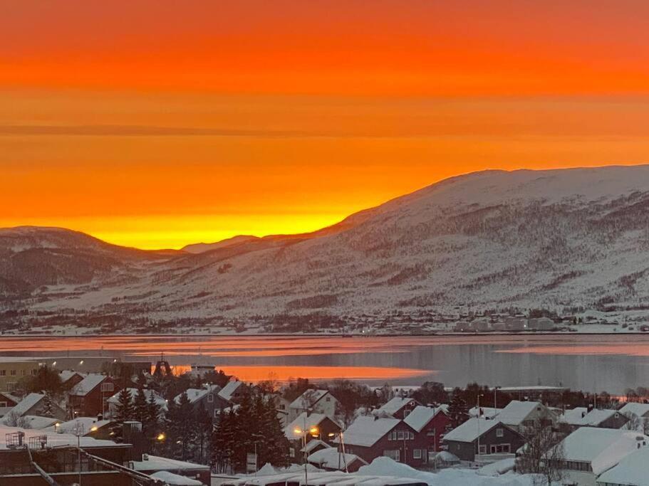 Aurora Apartment Very Close To Cable Car And Sherpatrappa Tromso Bagian luar foto