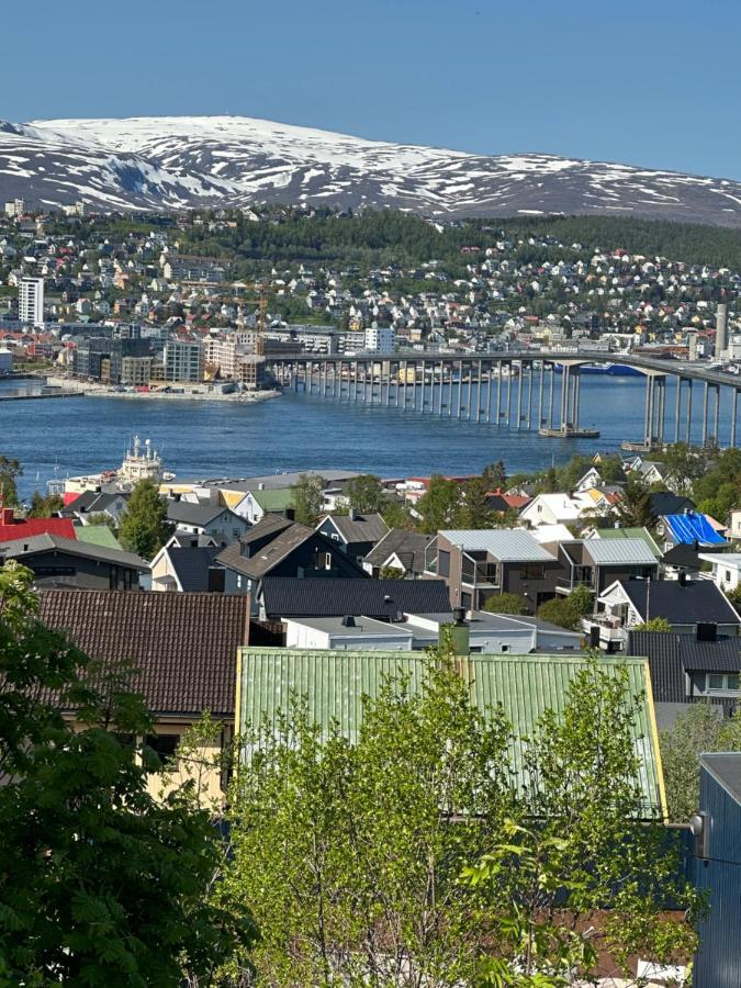 Aurora Apartment Very Close To Cable Car And Sherpatrappa Tromso Bagian luar foto