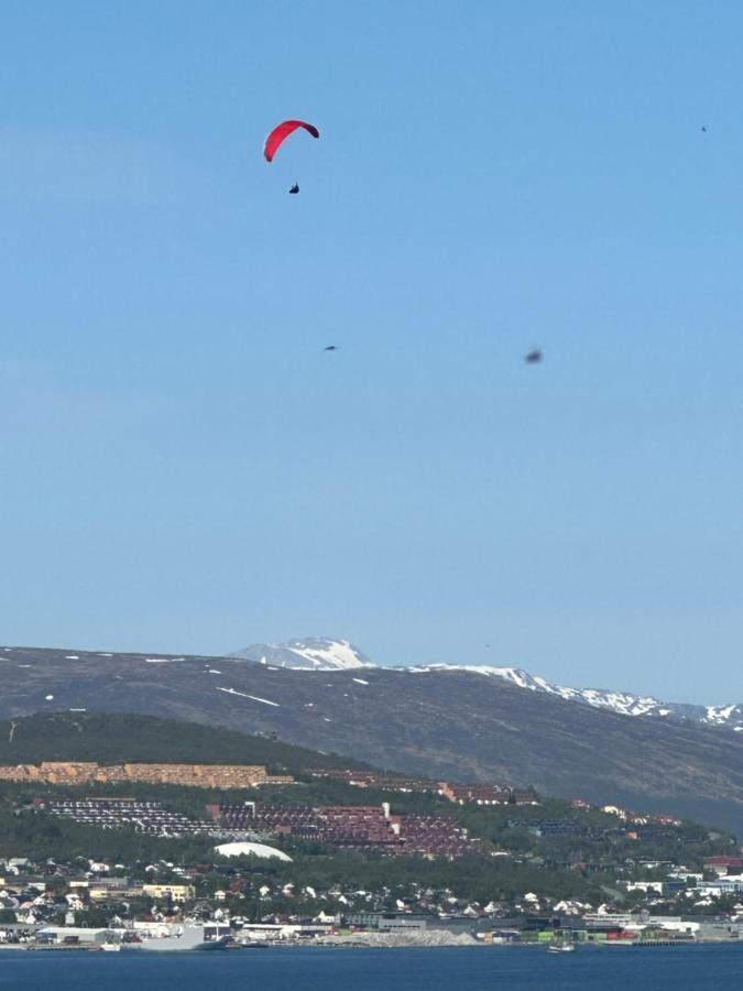 Aurora Apartment Very Close To Cable Car And Sherpatrappa Tromso Bagian luar foto