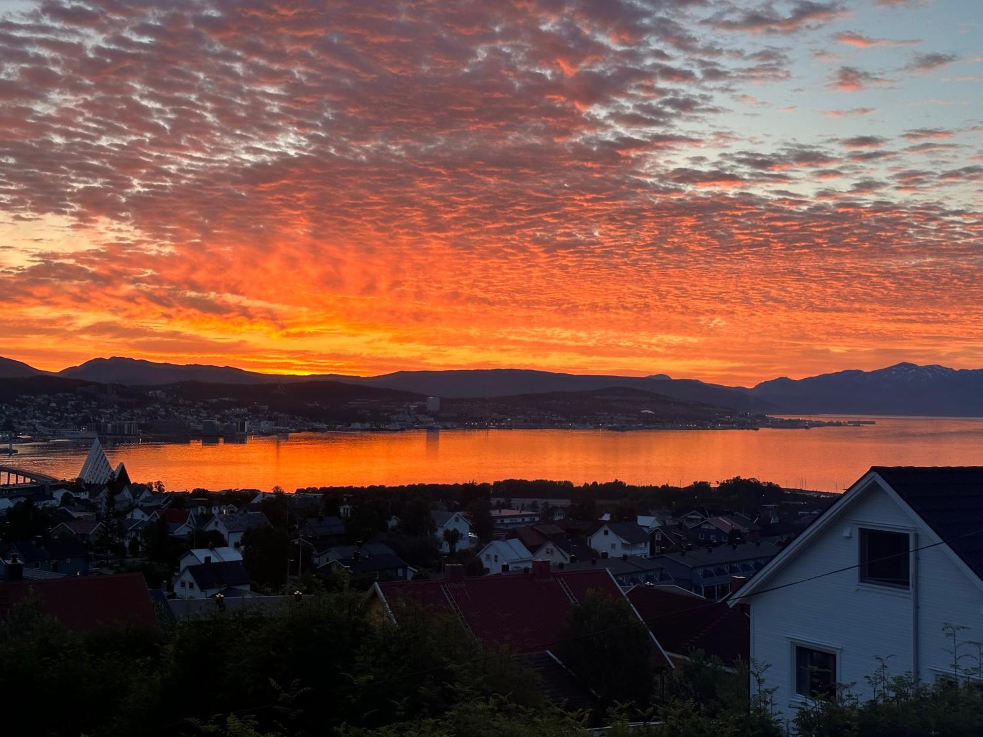 Aurora Apartment Very Close To Cable Car And Sherpatrappa Tromso Bagian luar foto